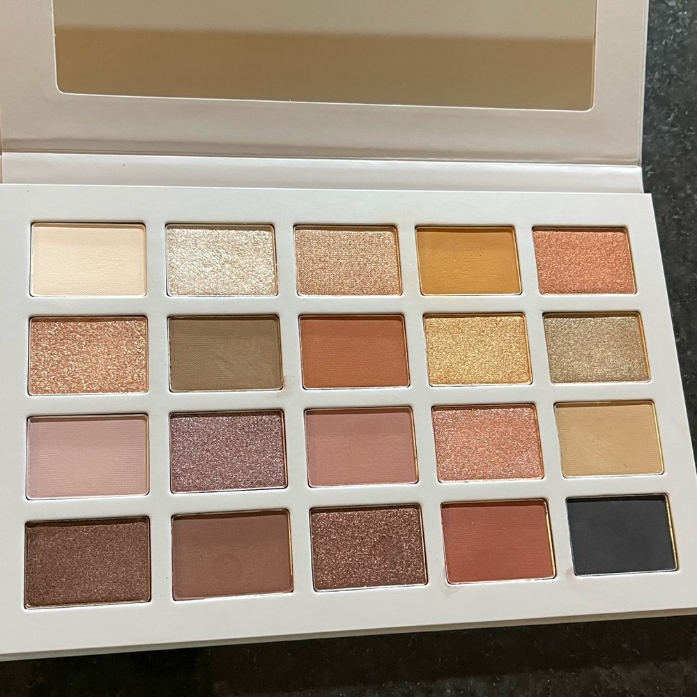 SOLD-Morphe Madison Beer eyeshadow palette